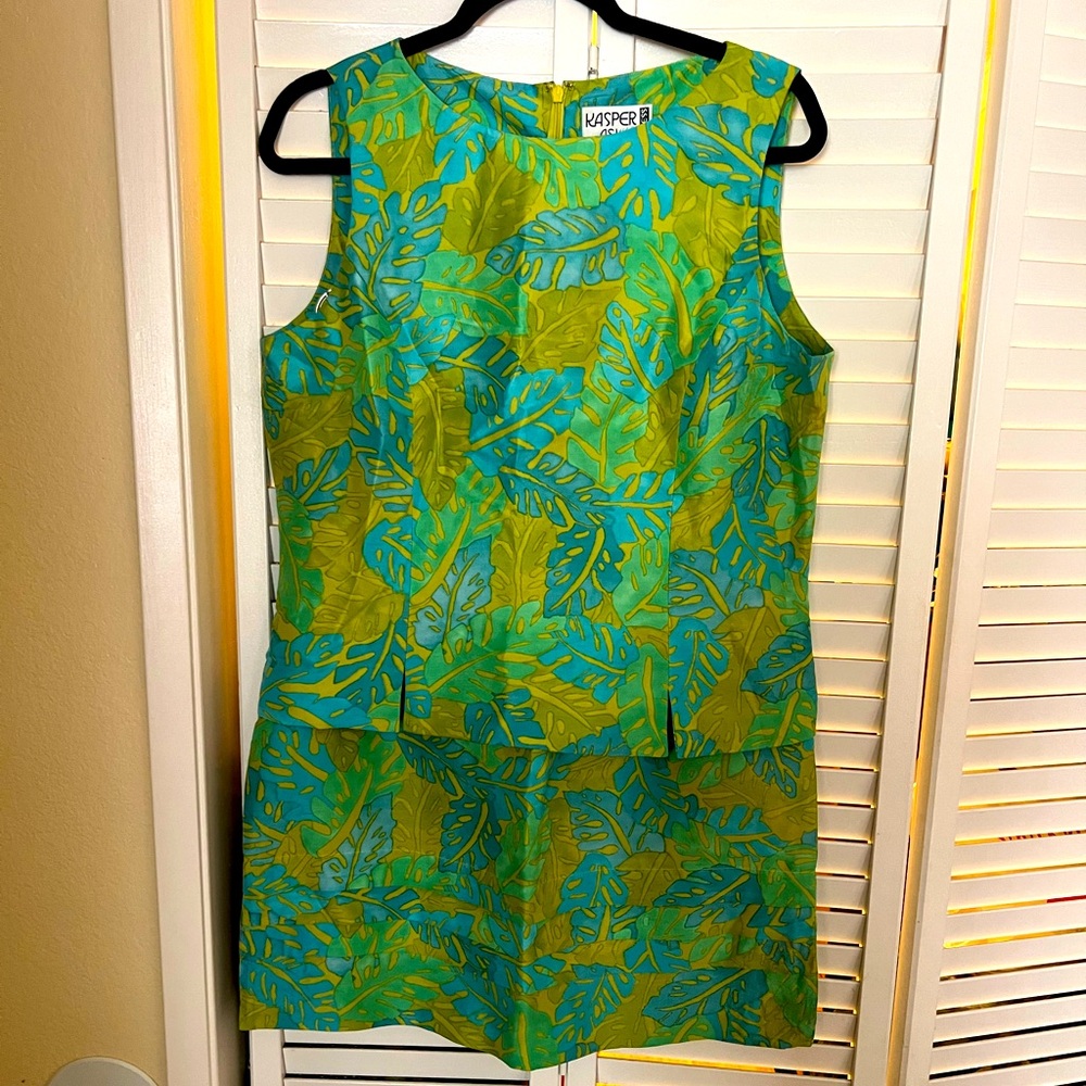 Kasper Turquoise and Lime Leaf Pattern 2 piece skirt and top.